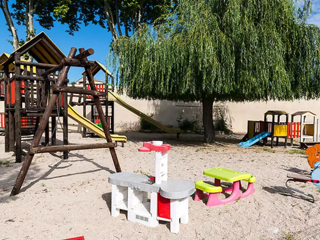 aire de jeux pour enfant camping Nîmes Gard