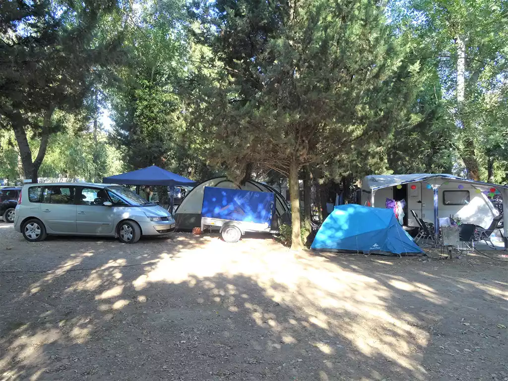 emplacement de camping ombragé Sommière Gard